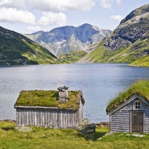 Mökki Norjassa Vuonon Rannalla 720 Canvas-taulu